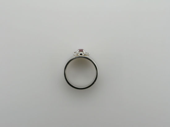 Image sur Bague exclusive en or blanc 10KT avec un grenat rhodolite