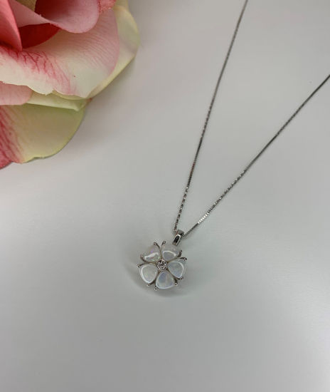 Image sur Collier en or blanc 14KT avec opales et un diamant