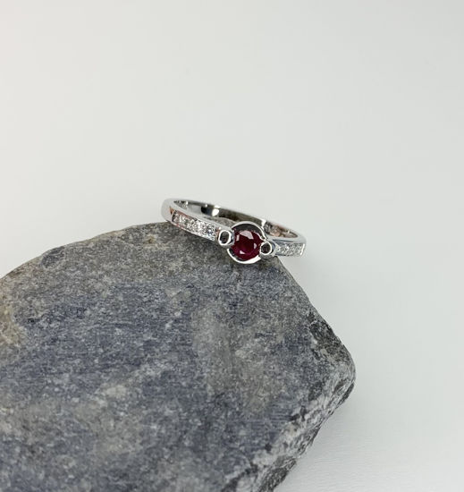Image sur Bague en or blanc 14KT avec rubis et diamants