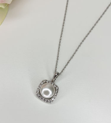 Image de Pendentif en or blanc avec perle d'eau douce et saphirs blancs
