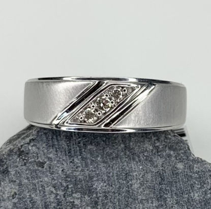 Image de Jonc en or blanc 10KT avec trois diamants